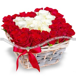Корзина с белыми и красными розами - Дама сердца
