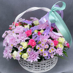 Цветочное счастье-корзинка из хризантем и кустовых роз